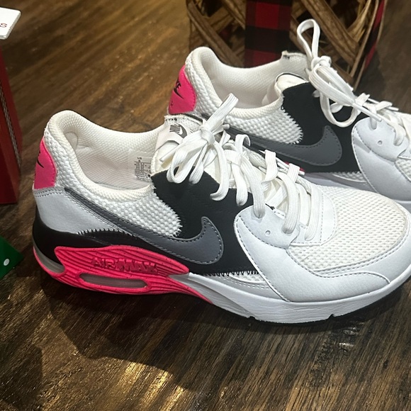 Nike Air Max Excee Womens Size  6 - Picture 2 of 10